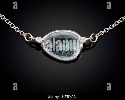 Collier doré avec gemstone isolé sur fond noir. Banque D'Images