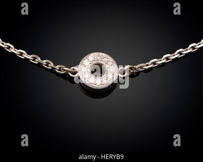 Collier doré avec gemstone isolé sur fond noir. Banque D'Images