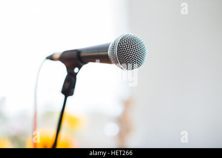 Dans l'accent contre Microphone Vocal public trouble à la conférence ou concert live Banque D'Images