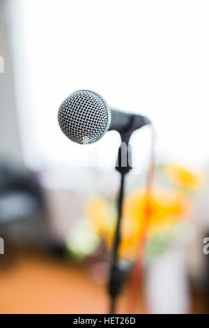 Dans l'accent contre Microphone Vocal public trouble à la conférence ou concert live Banque D'Images