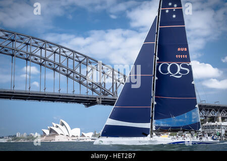 Sydney, Australie. Dec 22, 2016. 100ft maxi yacht de course avec le CQS Sydney Opera House et le Harbour Bridge au cours d'un run de formation sur le port de Sydney avant le début de la Rolex Sydney Hobart Yacht Race. © Hugh Peterswald/Pacific Press/Alamy Live News Banque D'Images