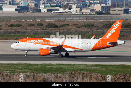 Easyjet Airbus A320 Airbus 250e Livery circuler le long de la piste de l'aéroport El Prat de Barcelone, Espagne. Banque D'Images