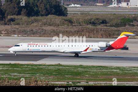 Air Nostrum Bombardier CRJ-900ER roulait le long de la piste de l'aéroport El Prat de Barcelone, Espagne. Banque D'Images