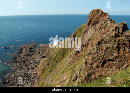 Le phare blanc au-dessus de la falaise à Cornwall Banque D'Images