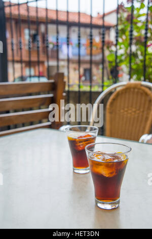 Deux verres de vermouth dans une terrasse. Cantabria, Espagne. Banque D'Images