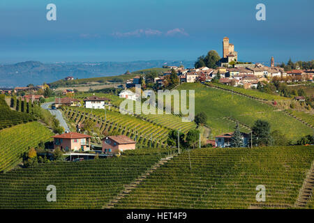 Matin, vue sur les vignes avec ville de Serralunga d'Alba, au-delà, Piémont, Italie Banque D'Images