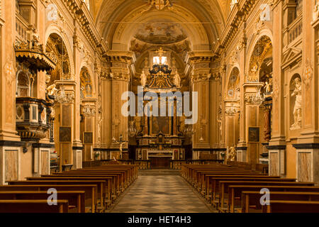 L'intérieur orange (causé par le vitrail face à la lumière du soleil) de Chiesa di San Martino, La Morra, Piemonte, Italie Banque D'Images