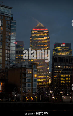 Canary Wharf et One Canada Square sur l'Isle of Dogs, London England UK la nuit photographié à partir d'un bateau sur la Tamise. Banque D'Images