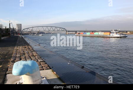 Quai de Waalkade le long de la rivière Waal à Nimègue, aux Pays-Bas. En arrière-plan pont de chemin de fer (Spoorbrug) Banque D'Images