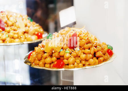 Struffoli, pâtisserie napolitaine typique, composé de nombreuses petites boules de pâte (réalisées sur papier avec de la farine, les œufs, le saindoux, le sucre, la liqueur d'anis), Fried je Banque D'Images