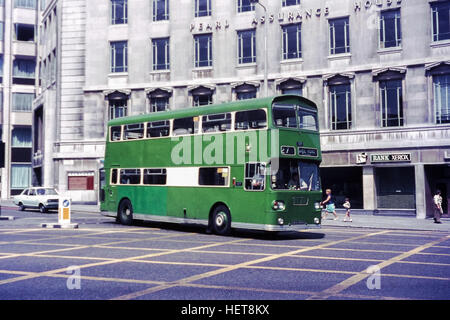 Liverpool, Royaume-Uni - Été 1970 : Nouveau bus Leyland Atlantean administré par Merseyside Passenger Transport Executive opérant sur la touche Shiel Road service circulaire à Liverpool Banque D'Images