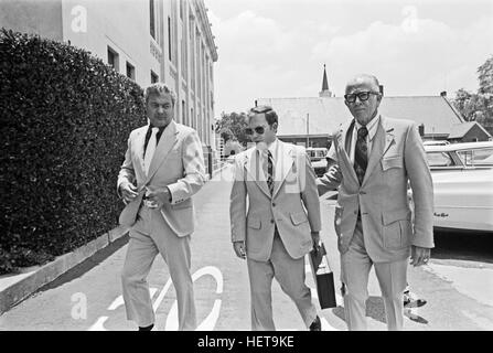 Condamné pour le meurtre de 102 civils vietnamiens -the My Lai Massacre - l'ancien lieutenant de l'armée William Calley (lunettes) est escorté par U.S. Marshals du Fort Benning (Géorgie) installation de confinement d'une cour d'appel fédérale dans les environs de Columbus, GA, à une date ultérieure, Calley's peine originale de la vie en prison a été transformé en un ordre d'assignation à résidence, mais après trois ans, le président Richard Nixon a réduit sa peine avec une grâce présidentielle. Banque D'Images