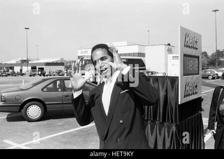 Porte-parole et plus tard,l'athlète - accusé de double meurtre O. J Simpson lors d'un tournage d'une publicité télévisée à l'aéroport d'Atlanta. Simpson a été le visage de Hertz Rent a Car depuis de nombreuses années. Orenthal James Simpson, né le 9 juillet 1947, surnommé 'le jus', est un ancien joueur de football américain, animateur, acteur, et coupable actuellement incarcérés au centre correctionnel de Lovelock dans le Nevada. Simpson joue à l'Université de Californie du Sud (USC), où il a remporté le trophée Heisman en 1968. Il a ensuite joué professionnellement dans la National Football League (NFL) comme un exécutant b Banque D'Images