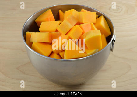 Courge butternut cru brut cubes dans un bol à mélanger que cuisine préparation Banque D'Images