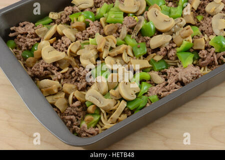 Casserole de spaghetti couches de champignons en conserve, poivrons verts hachés, la viande hachée cuite les pâtes rotini de blé entier Banque D'Images