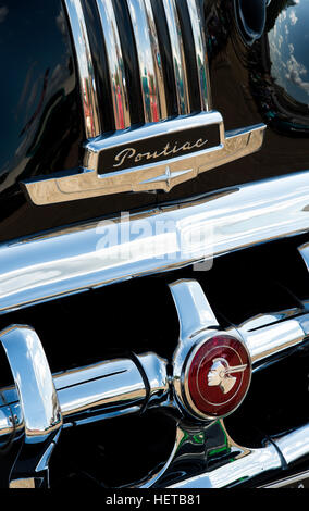 1950 Pontiac Chieftain huit chrome calandre et insignes. Classic vintage American car Banque D'Images