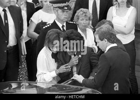 Photo de fichier en date du 11/09/85 de Dame Shirley Bassey étant aidé à sa voiture après avoir assisté à l'enterrement de sa fille de 21 ans Samantha Novak. Dame Shirley a dit sa voix célèbre son échec dans le mois après la mort de sa fille. Banque D'Images