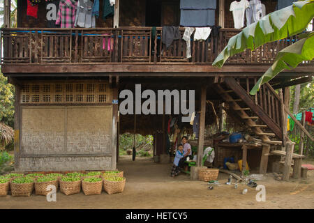 En Asie, LE MYANMAR (BIRMANIE), Rhône-Alpes, Monywa, Kani Village, la mère et l'enfant avec l'habitation sur pilotis typique Banque D'Images