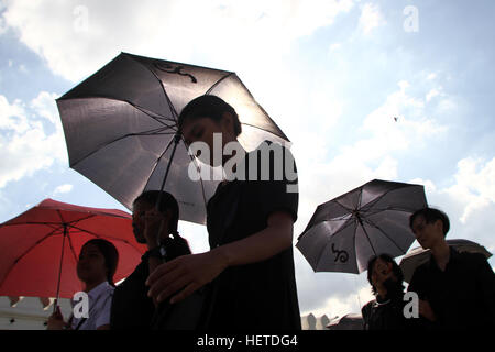 La Thaïlande. 26Th Dec 2016. Maintenez les Thaïlandais en entrant dans le cadre du Grand Palais pour rendre hommage à l'URN Royal Hall contenant le corps du roi Bhumibol Adulyadej de Thaïlande à l'intérieur de l'hôtel Dusit Maha Prasat Salle du Trône du Grand Palais. © Vichan Poti/Pacific Press/Alamy Live News Banque D'Images