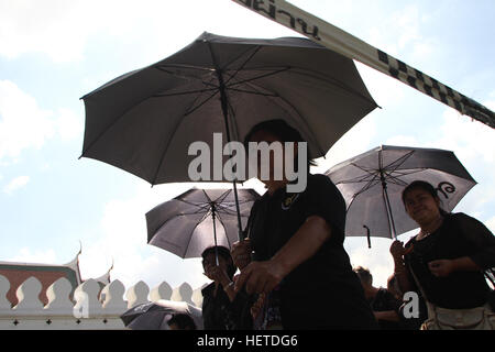 La Thaïlande. 26Th Dec 2016. Maintenez les Thaïlandais en entrant dans le cadre du Grand Palais pour rendre hommage à l'URN Royal Hall contenant le corps du roi Bhumibol Adulyadej de Thaïlande à l'intérieur de l'hôtel Dusit Maha Prasat Salle du Trône du Grand Palais. © Vichan Poti/Pacific Press/Alamy Live News Banque D'Images