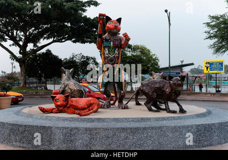 Metal cat statues comme transformateurs par la rivière Sarawak Kuching Malaisie Bornéo dans Banque D'Images