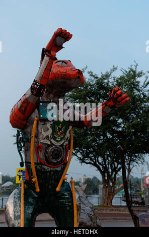 Metal cat statues comme transformateurs par la rivière Sarawak Kuching Malaisie Bornéo dans Banque D'Images