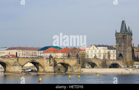 Vue sur le Pont Charles et la vieille ville 1357 Tower à Prague, République Tchèque Banque D'Images