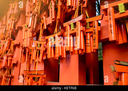KYOTO, JAPON - 23 NOVEMBRE 2016 : Des milliers de petites portes torii vermillon au Sanctuaire Fushimi Inari sur du travail japonais jour de Thanksgiving. Banque D'Images