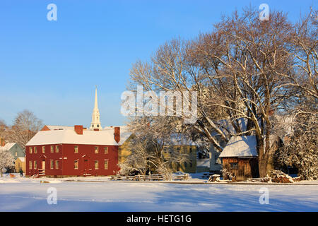 Le clocher de l'Église du Nord s'élève au-dessus d'une maison à Strawbery Banke Museum à Portsmouth, New Hampshire. L'hiver. Banque D'Images