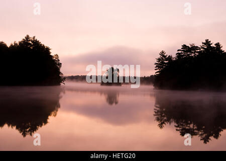 Tôt le matin sur le lac Pawtuckaway vu de l'île dans le New Hampshire's Pawtuckaway State Park. Banque D'Images