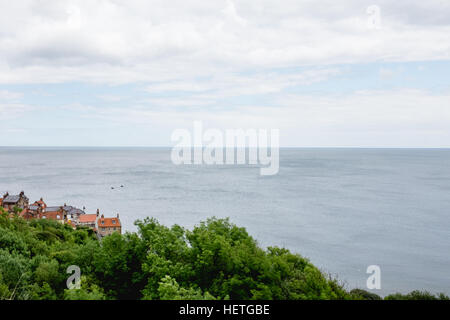 Voir à nouveau vers robin hoods bay, y compris la ville et la mer Banque D'Images