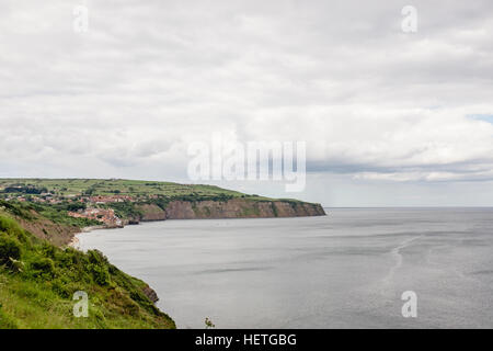 Voir à nouveau vers robin hoods bay, y compris la ville et la mer Banque D'Images