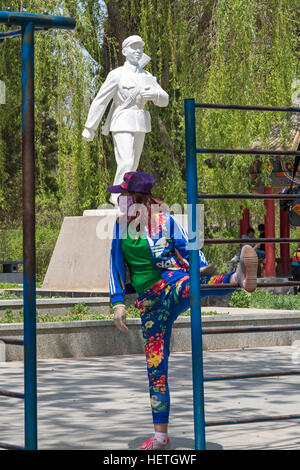 Femme chinoise s'exercer dans le Parc Zhongshan, Yinchuan, Ningxia, Chine Banque D'Images