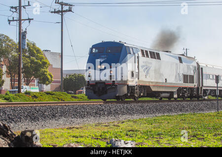 Amtrak train américain en passant par la ville côtière de Californie Pismo Beach Banque D'Images