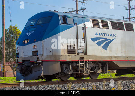 Amtrak train américain en passant par la ville côtière de Californie Pismo Beach Banque D'Images
