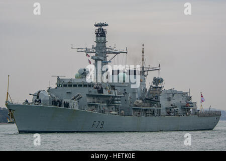 La Marine royale britannique Type 23 frégate, le HMS Portland (F79) au départ de Portsmouth, Royaume-Uni le 16 février 2015. Banque D'Images