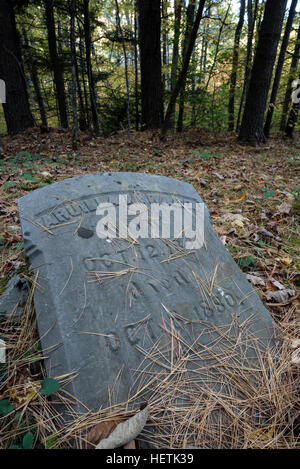 Vieille pierre tombale marquant une tombe dans le cimetière Wardsboro à New York's montagnes Adirondack. Banque D'Images