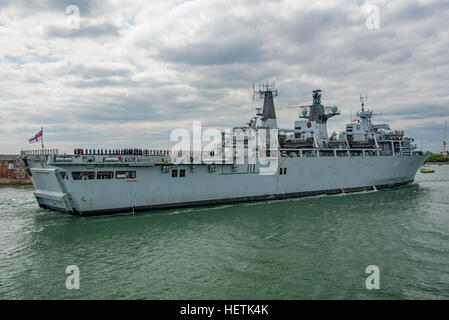 Le navire d'assaut de la Marine royale britannique, le HMS Rempart (L15), arrivant à Portsmouth, Royaume-Uni le 25 mai 2016. Banque D'Images