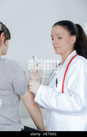 Doctor injecting patients Banque D'Images