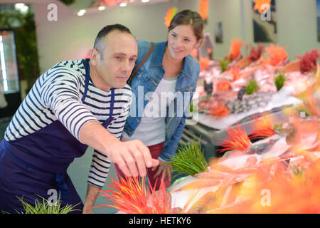 Poissonnier au service client Banque D'Images