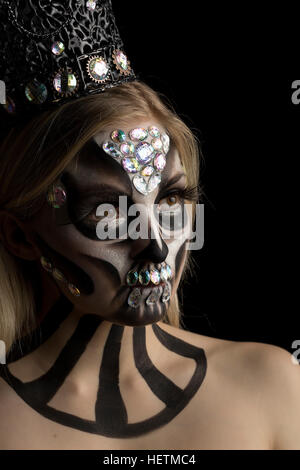 Le Jour des morts dans le maquillage créatif chatoyantes skull candy style avec des gemmes et d'argent casque couronne gothique Banque D'Images