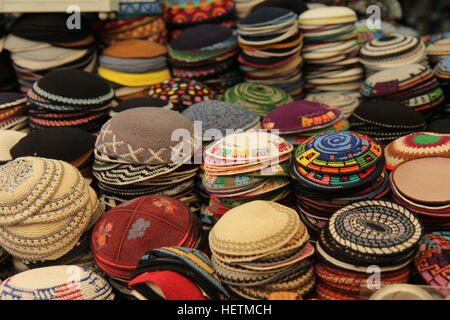 Des piles de kippa juive pour la vente au marché Mahane Yehuda, Jérusalem. Banque D'Images