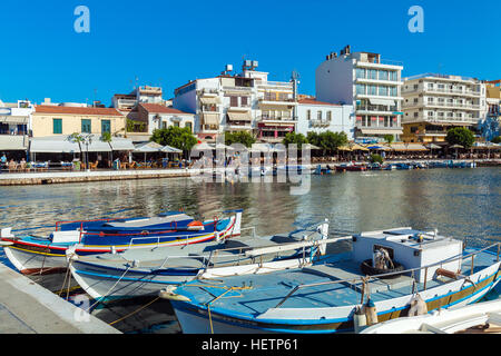 AGIOS NIKOLAOS, Crète - 1 août 2012 : en centre-ville et lac de Voulismeni avant le coucher du soleil Banque D'Images