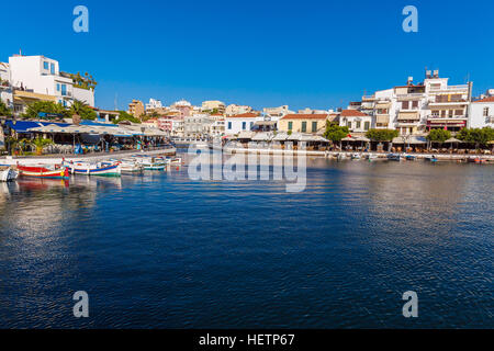 AGIOS NIKOLAOS, Crète - 1 août 2012 : en centre-ville et lac de Voulismeni avant le coucher du soleil Banque D'Images