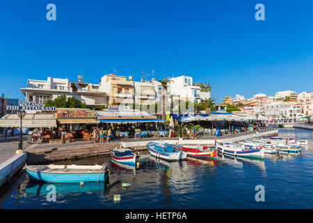 AGIOS NIKOLAOS, Crète - 1 août 2012 : Vue aérienne de la vie touristique sur le front de lac Voulismeni Banque D'Images