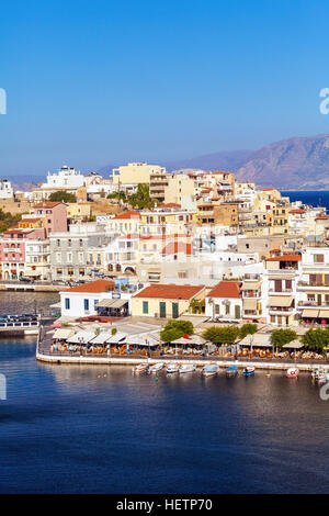 AGIOS NIKOLAOS, Crète - 1 août 2012 : Vue aérienne de la vie touristique sur le front de lac Voulismeni Banque D'Images