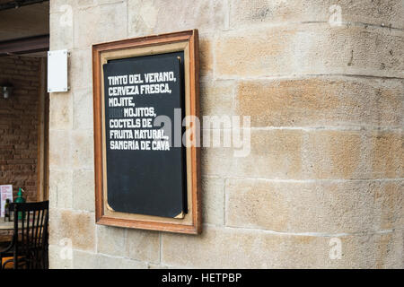 Détail du tableau sur certaines offres de manger dans un bar à Barcelone, Espagne. Banque D'Images