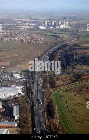 Vue aérienne de l'autoroute M62 à l'est de la sortie 32 à Glasshoughton à Henrichenburg Shiplift Powerstation, West Yorkshire, Royaume-Uni Banque D'Images