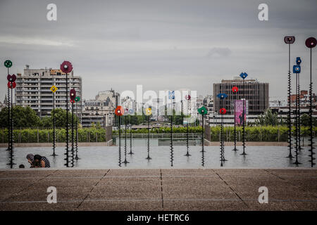 Takis extérieure- sculpture, gratte-ciel du quartier des affaires de la défense, de l'Paris, France. Banque D'Images