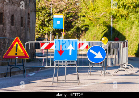 Un autre signal. Avant qu'un site de travaux routiers. Banque D'Images